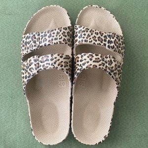 Womens Freedom Moses Leopard Slides